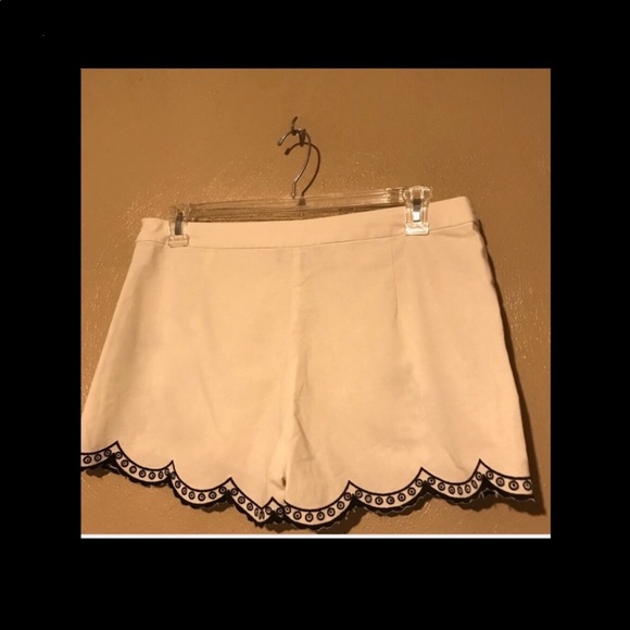 Lulu’s white shorts size XL - Picture 2 of 3